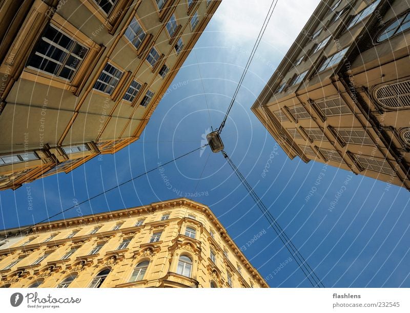 Wiener Straßenbeleuchtung II Stadt Hauptstadt Stadtzentrum Altstadt Menschenleer Haus Gebäude Architektur Mauer Wand Fassade blau gelb Farbfoto Außenaufnahme