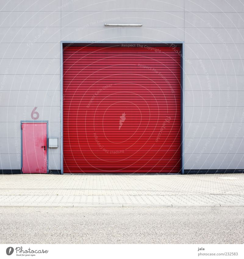 6 Industrieanlage Fabrik Bauwerk Gebäude Architektur Mauer Wand Fassade Tür Tor grau rot Farbfoto Außenaufnahme Menschenleer Textfreiraum unten Tag Rolltor