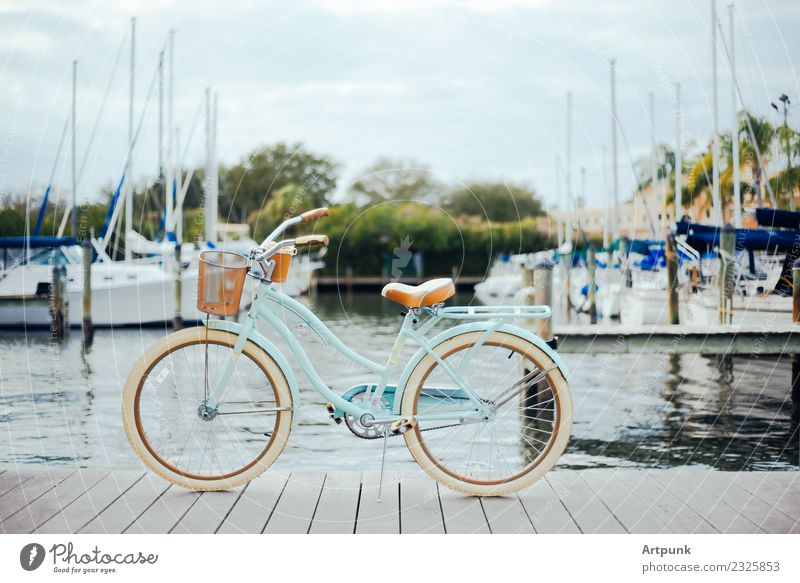 Fahrrad auf dem Dock Wagenräder Cruiser Segelboot Hafen Ferien & Urlaub & Reisen Sommer Himmel Wolken Korb Pedal Holz Wasser Meer See Baum Tourismus mehrfarbig