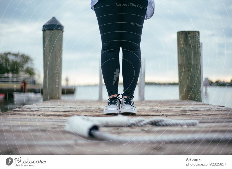 Frau, die auf dem Dock steht. feminin Junge Frau Jugendliche Beine Fuß 1 Mensch 18-30 Jahre Erwachsene Umwelt Natur Wasser Himmel Wolken Horizont Sonnenaufgang