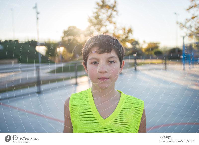 Lässig gekleidetes junges Teenagerporträt im Freien Lifestyle Freude Erholung Sommer Sport Kind Mensch Mann Erwachsene Jugendliche Bekleidung stehen gelb