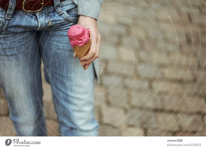 Ice Ice Baby. Lebensmittel Kindheit Speiseeis Eiskugel Waffel Himbeereis Jeanshose lecker Sommer Gürtel Jugendliche Freude Detailaufnahme genießen