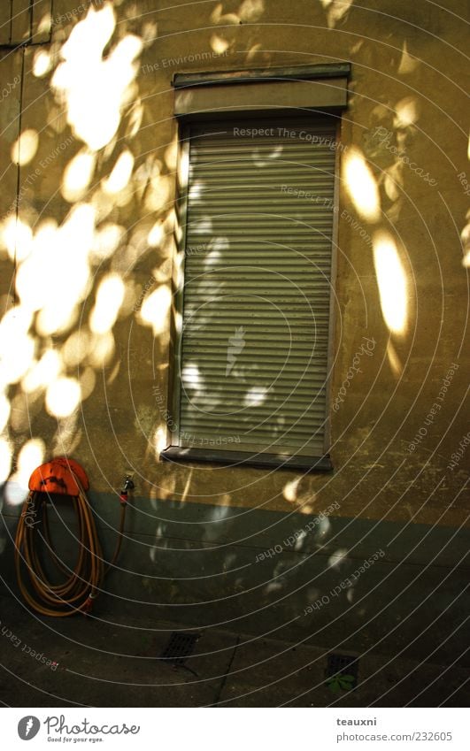 Sonnentaler Haus Gartenschlauch Fenster drehen glänzend leuchten dunkel Stimmung Surrealismus Farbfoto Außenaufnahme Tag Licht Schatten Sonnenlicht Rollo