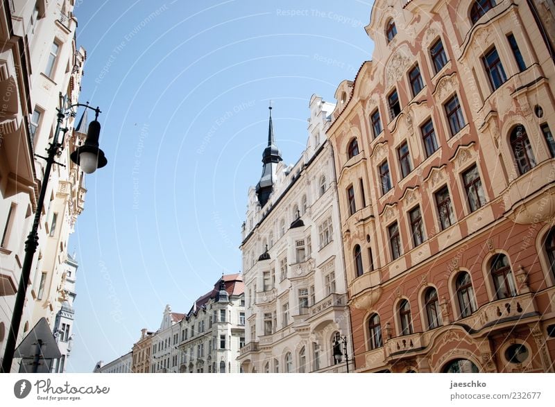 Prager Frühling II Tschechien Europa Stadt Stadtzentrum Altstadt Menschenleer Haus Architektur Fassade historisch Fluchtlinie Altbau Gotik hell Tourismus