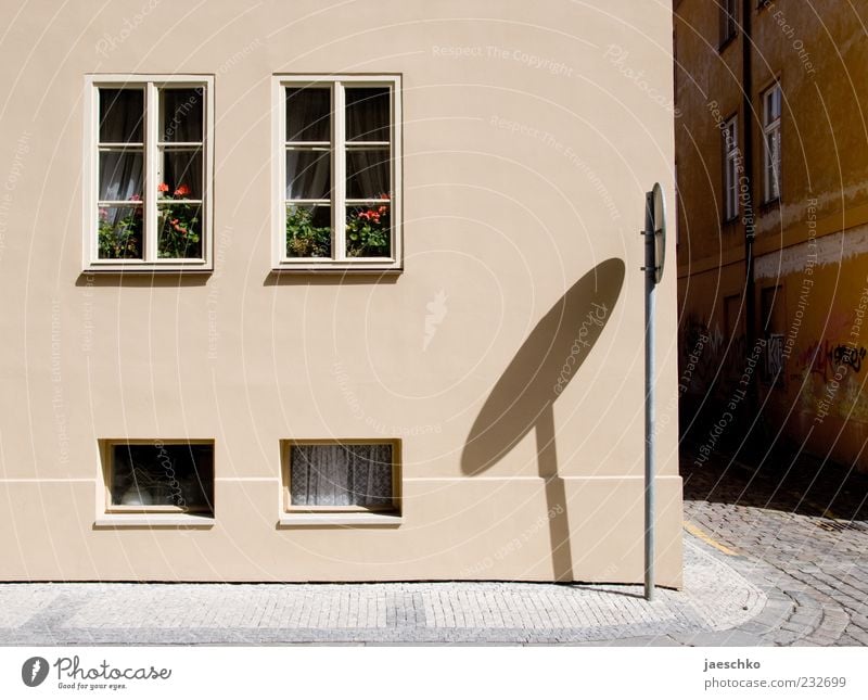 Prager Frühling VI Dorf Kleinstadt Stadt Haus Fassade Fenster Straße Reinlichkeit Sauberkeit bescheiden zurückhalten Langeweile sparsam Gasse Häusliches Leben