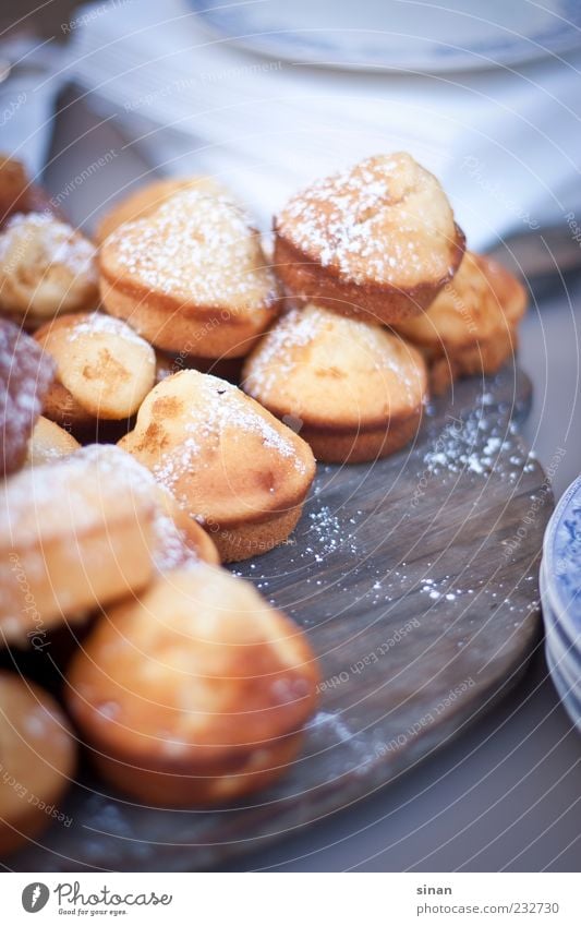 sweet cakes Lebensmittel Kuchen Süßwaren Puderzucker Kaffeetrinken Holzbrett ästhetisch Duft hell lecker niedlich rund süß Farbfoto Detailaufnahme