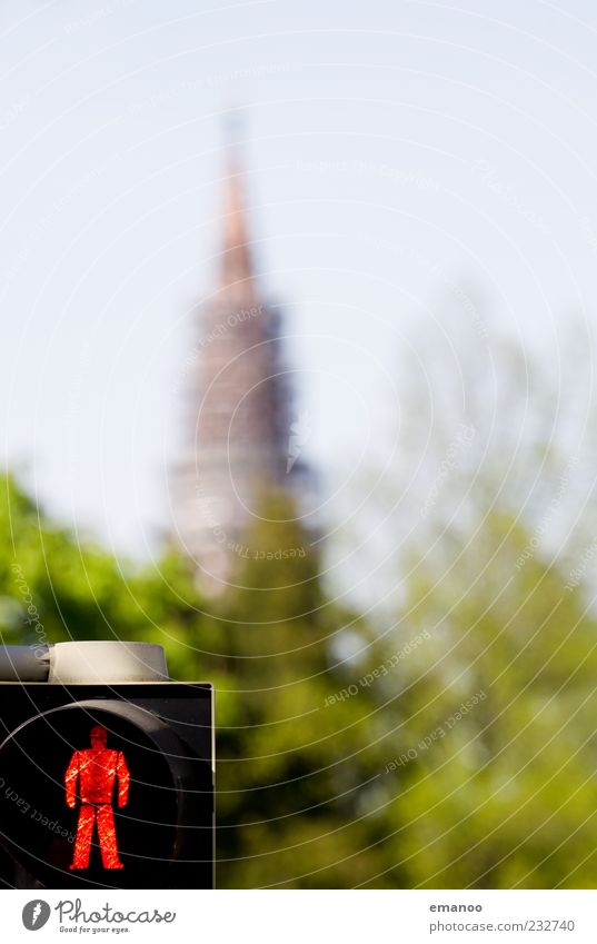 stehen geblieben Natur Landschaft Himmel Baum Stadt Stadtrand Altstadt Kirche Bauwerk Sehenswürdigkeit Wahrzeichen Verkehr Straße Wegkreuzung Ampel