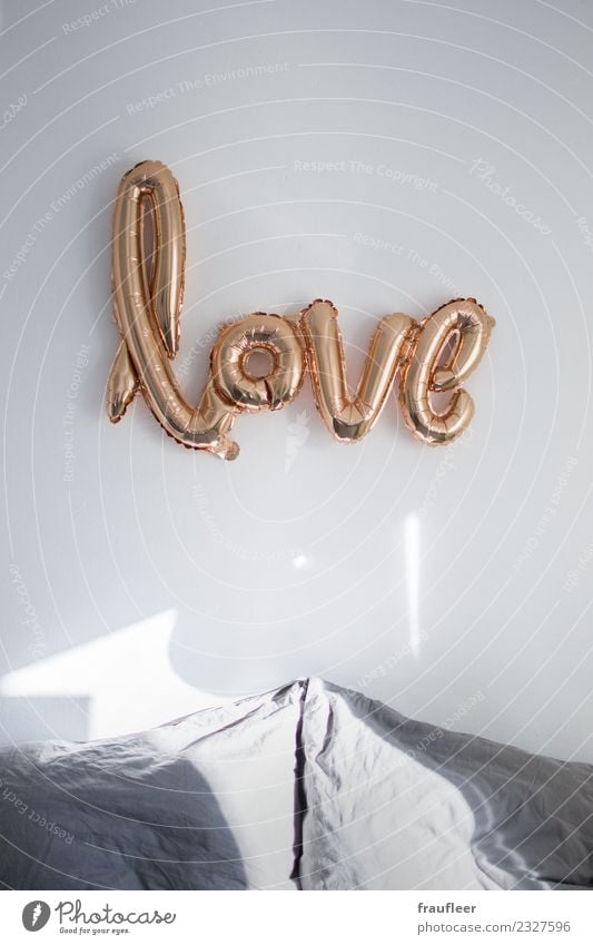 love Lifestyle Stil Design Wohnung Innenarchitektur Dekoration & Verzierung Bett Raum Schlafzimmer Luftballon Gold Schriftzeichen Liebe Gefühle Stimmung