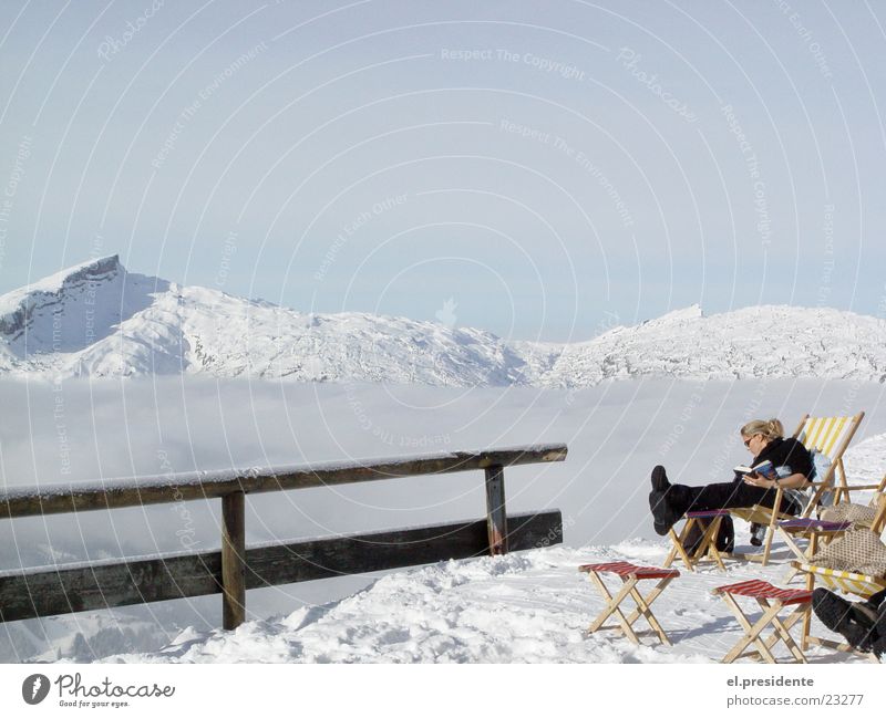 abgrund Gipfel Wolken Nebel Am Rand Frau Liegestuhl Winter Österreich Kleinwalsertal Berge u. Gebirge Schnee Geländer Riezlern Kanzelwand