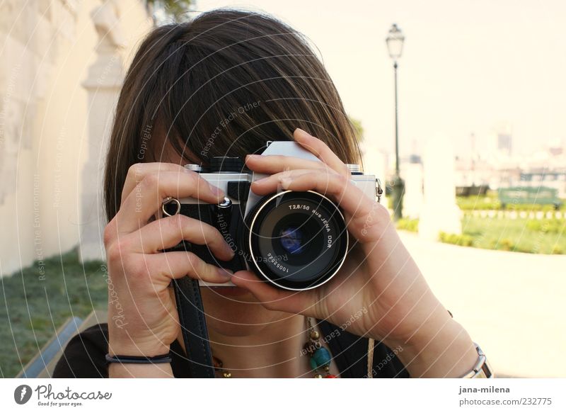 wie die zeit vergeht Fotografieren brünett Fotokamera einzigartig Linse Auslöser fokussieren Farbfoto Außenaufnahme Nahaufnahme Textfreiraum rechts Licht