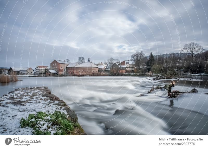 Fluss und Stromschnellen im Winter Tourismus Wellen Schnee Umwelt Natur Landschaft Wasser Himmel Wolken Sonne Wetter Wind Eis Frost Flussufer Wasserfall Dorf