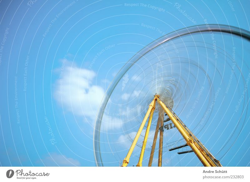 long exposure Karussell blau gelb Freude Riesenrad Jahrmarkt Langzeitbelichtung Himmel drehen Sommer Wolken Feste & Feiern hoch Fahrgeschäfte Blauer Himmel