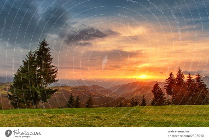 Frühling bunter Sonnenuntergang. Grüne Hügel im Bergtal schön Ferien & Urlaub & Reisen Tourismus Sommer Berge u. Gebirge Umwelt Natur Landschaft Himmel Wolken