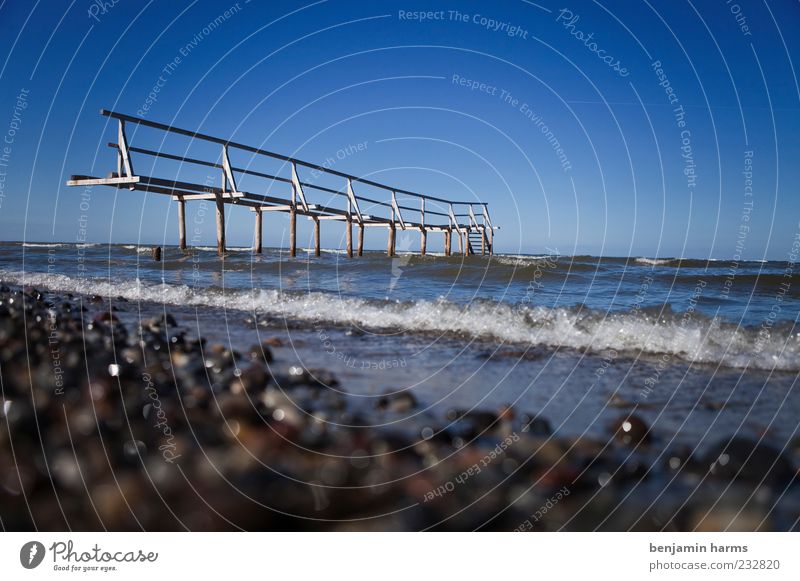 tag am meer #6 Landschaft Wolkenloser Himmel Schönes Wetter Wellen Küste Strand Ostsee Meer Kieselstrand Steg ruhig Farbfoto Außenaufnahme Menschenleer Tag