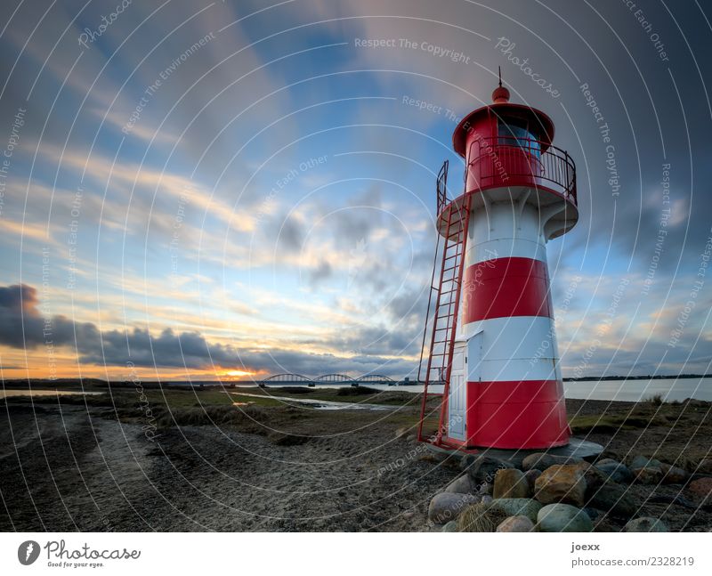 Pommes Himmel Wolken Sonnenaufgang Sonnenuntergang Schönes Wetter Küste Dänemark Brücke Leuchtturm schön blau orange rot weiß ruhig Horizont Idylle Farbfoto