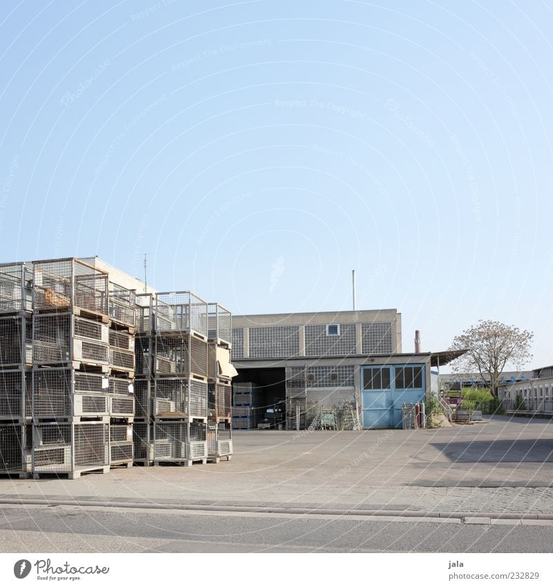 logistik Arbeitsplatz Industrie Handel Güterverkehr & Logistik Unternehmen Himmel Baum Industrieanlage Fabrik Platz Bauwerk Gebäude Architektur trist Farbfoto