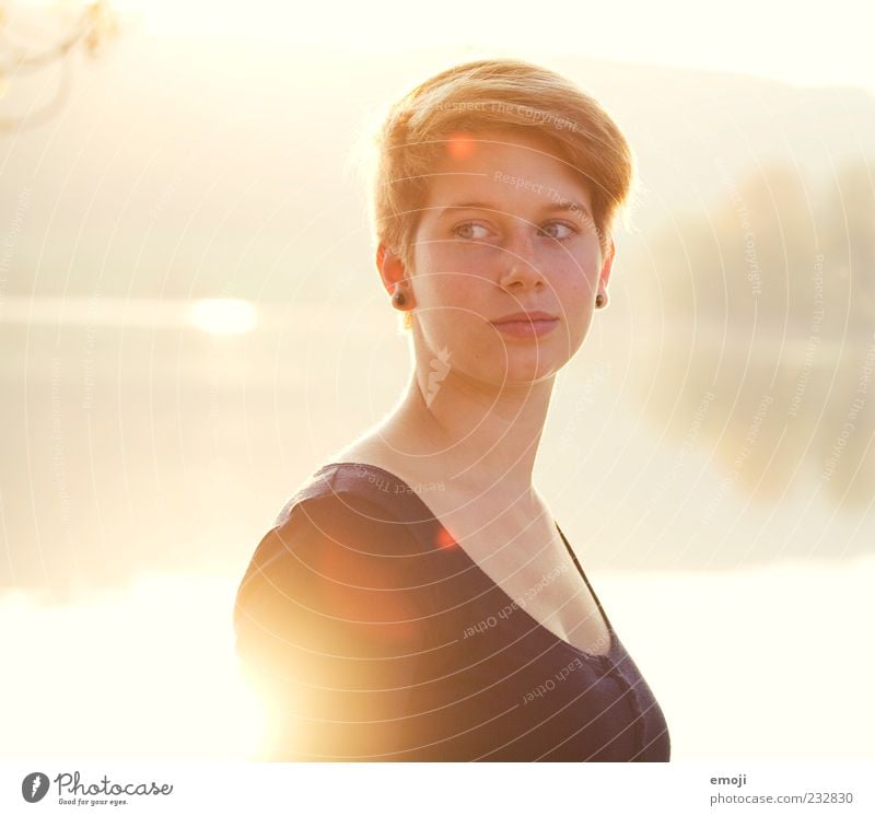 LICHT feminin androgyn Junge Frau Jugendliche Kopf 1 Mensch 18-30 Jahre Erwachsene kurzhaarig Lächeln leuchten Coolness hell trendy Wärme gelb Sonne Farbfoto