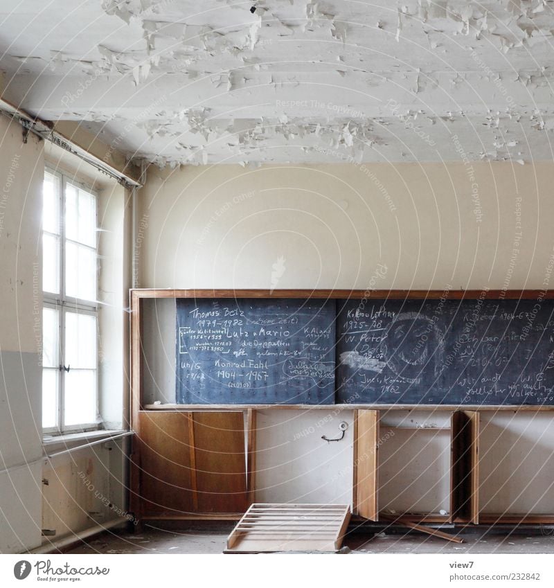 Dorfschule Bildung Schule Schulgebäude Mauer Wand Fassade Fenster Stein Holz Linie Streifen alt authentisch dreckig einfach kaputt positiv schön Klischee braun