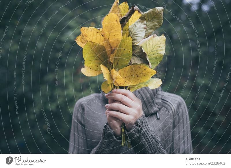 Porträt eines traurigen Mädchens im Teenageralter mit Blättern Lifestyle Freude Glück schön Gesicht Erholung Spielen Kind Mensch Frau Erwachsene Hand Natur