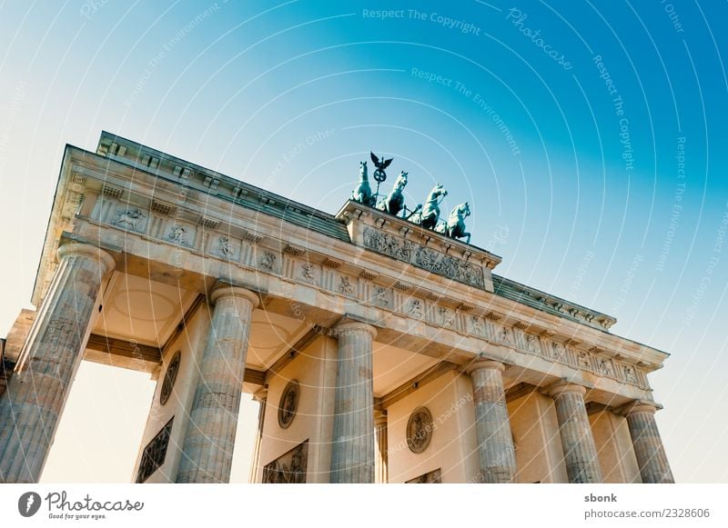 Brandenburger Tor Ferien & Urlaub & Reisen Berlin Stadt Hauptstadt Skyline Sehenswürdigkeit Wahrzeichen Denkmal Deutschland Großstadt Farbfoto Außenaufnahme