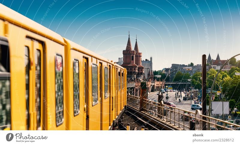 Bahnfahren in Berlin Ferien & Urlaub & Reisen Stadt Hauptstadt Skyline Oberbaumbrücke Brücke Schienenverkehr Eisenbahn Personenzug S-Bahn U-Bahn Straßenbahn