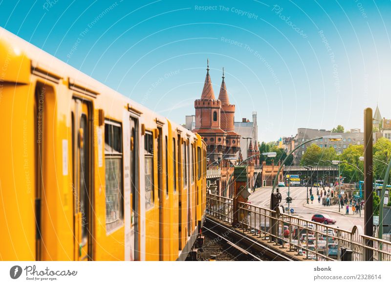 Bahnfahren in Berlin Ferien & Urlaub & Reisen Stadt Hauptstadt Skyline Brücke Bauwerk Gebäude Oberbaumbrücke Eisenbahn Personenzug S-Bahn U-Bahn Straßenbahn