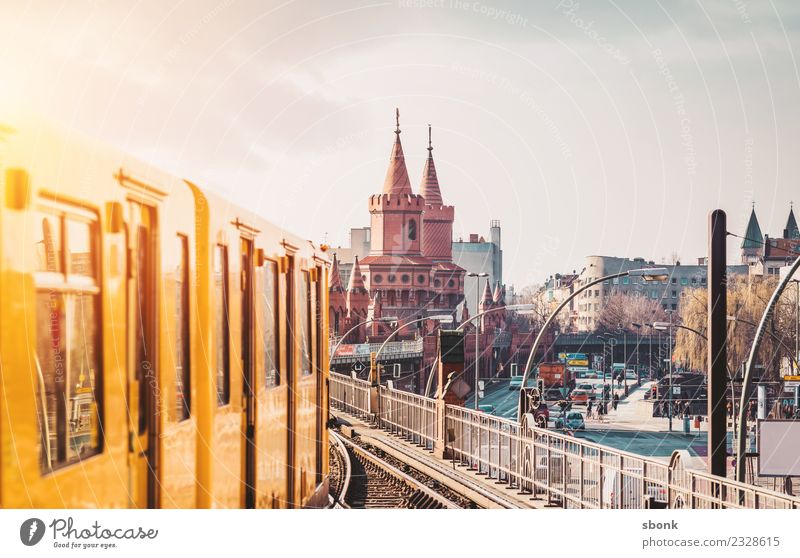 Berlin am Morgen Ferien & Urlaub & Reisen Stadt Hauptstadt Skyline Berufsverkehr Straßenverkehr Bahnfahren Schienenverkehr Personenzug S-Bahn U-Bahn Straßenbahn