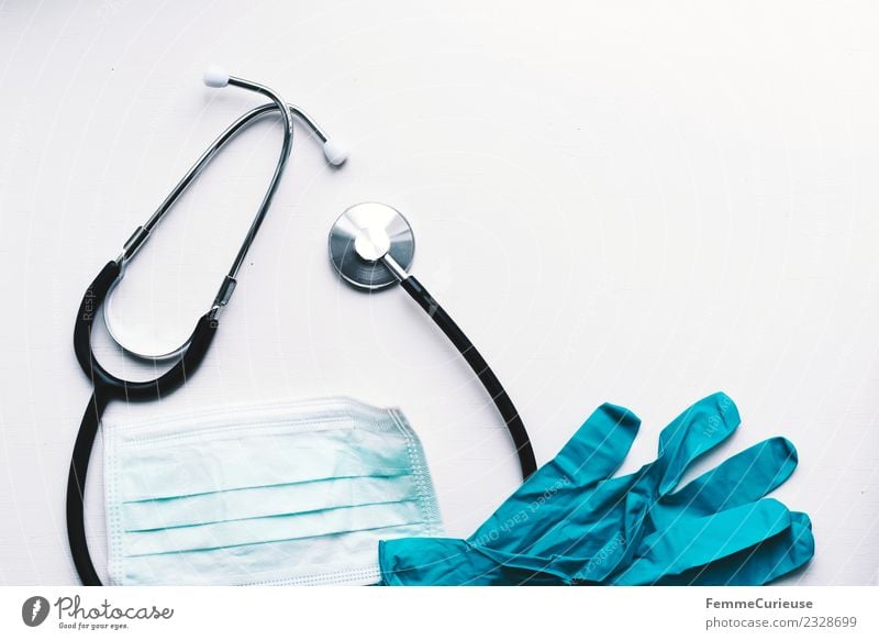 Stethoscope, protective gloves and face mask on table Arbeit & Erwerbstätigkeit Beruf Arzt kompetent Stethoskop Handschuhe Mundschutz Tischplatte weiß