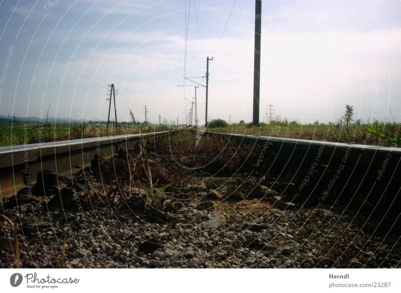 Der Weg ist weit Gleise Ferne Verkehr Eisenbahn Wege & Pfade