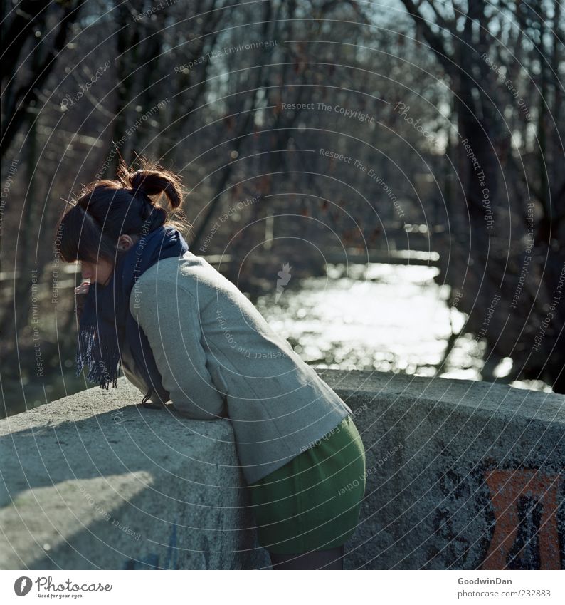 zu lange. Mensch feminin Junge Frau Jugendliche Erwachsene Umwelt Natur Wasser Winter Wetter Schönes Wetter Park Fluss Brücke frieren warten authentisch einfach