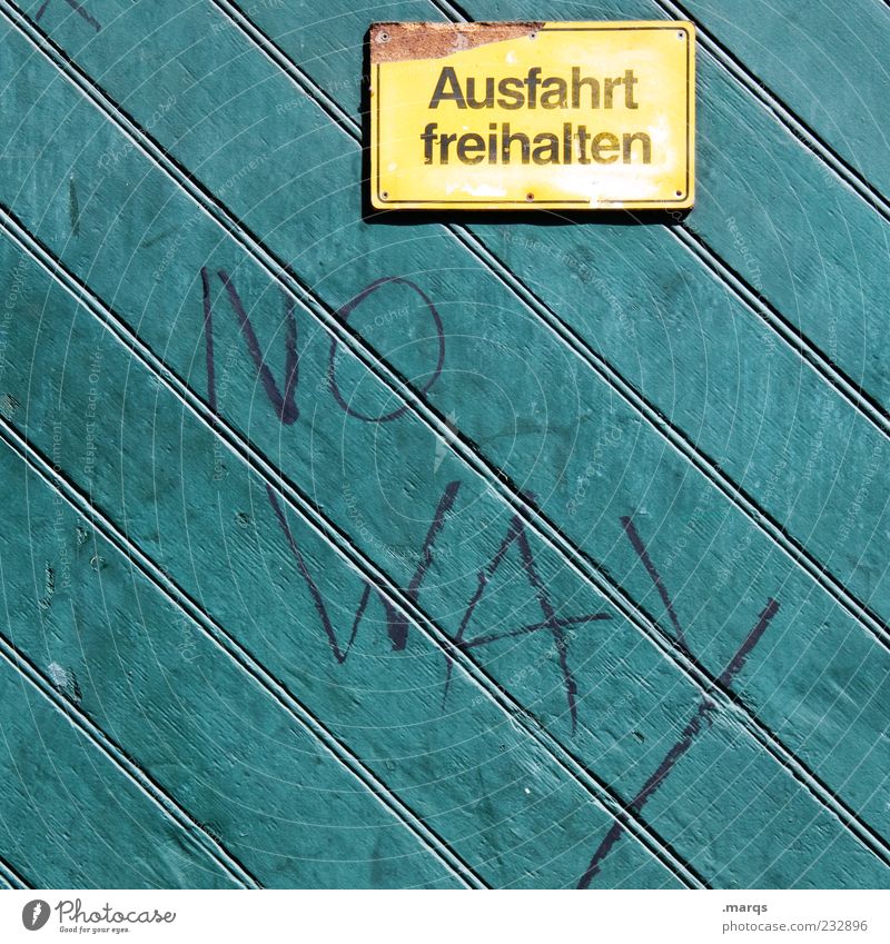 Einspruch Mauer Wand Verkehr Verkehrszeichen Verkehrsschild Ausfahrt Holz Metall Schriftzeichen Hinweisschild Warnschild Linie rebellisch gelb grün skurril