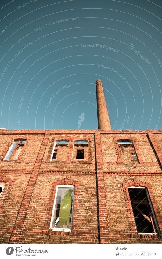 industrial Himmel Wolkenloser Himmel Mannheim Menschenleer Industrieanlage Fabrik Ruine Bauwerk Gebäude Architektur Mauer Wand Fassade Fenster Schornstein alt