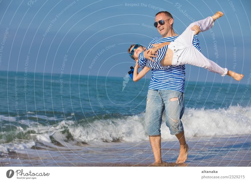 Vater und Sohn spielen am Strand am Tag. Lifestyle Freude Glück Leben Erholung Freizeit & Hobby Spielen Ferien & Urlaub & Reisen Ausflug Freiheit Camping Sommer