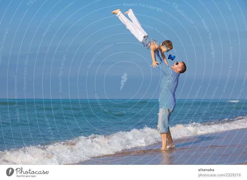 Vater und Sohn spielen am Strand am Tag. Lifestyle Freude Glück Leben Erholung Freizeit & Hobby Spielen Ferien & Urlaub & Reisen Ausflug Freiheit Camping Sommer