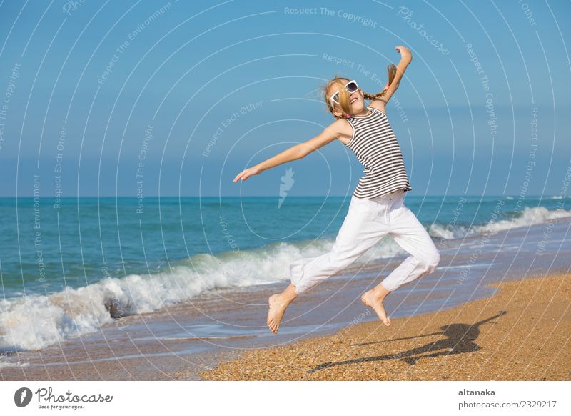 Ein glückliches kleines Mädchen, das tagsüber am Strand spielt. Lifestyle Freude Glück schön Erholung Freizeit & Hobby Spielen Ferien & Urlaub & Reisen Ausflug