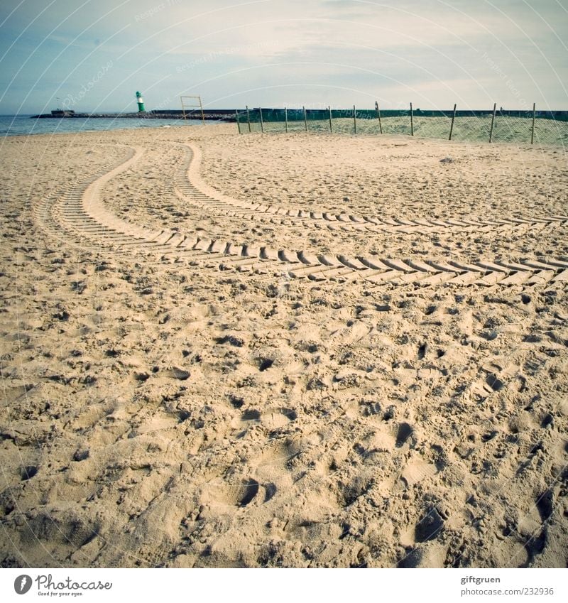 strandrallye Umwelt Natur Landschaft Urelemente Sand Wasser Schönes Wetter Küste Strand Ostsee Meer Turm Leuchtturm Bauwerk Gebäude Spuren Reifenspuren Fußspur