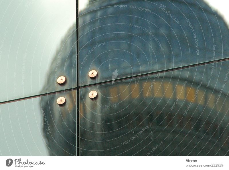 durchkreuzt Berliner Fernsehturm Hauptstadt Hochhaus Turm Bauwerk Gebäude Architektur Fassade Sehenswürdigkeit Wahrzeichen Schraube Niete Glasscheibe Metall