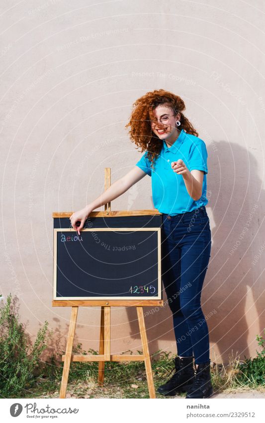 Junge Kindergärtnerin beim Unterricht Lifestyle Stil Freude Bildung Kindergarten Schule Tafel Lehrer Arbeit & Erwerbstätigkeit Beruf Mensch feminin Junge Frau