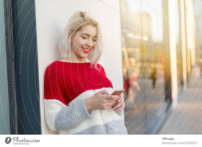 Blonde junge Frau im Gespräch im Freien Lifestyle Freude Glück schön Student Telekommunikation Business sprechen Telefon Handy PDA Technik & Technologie Mensch