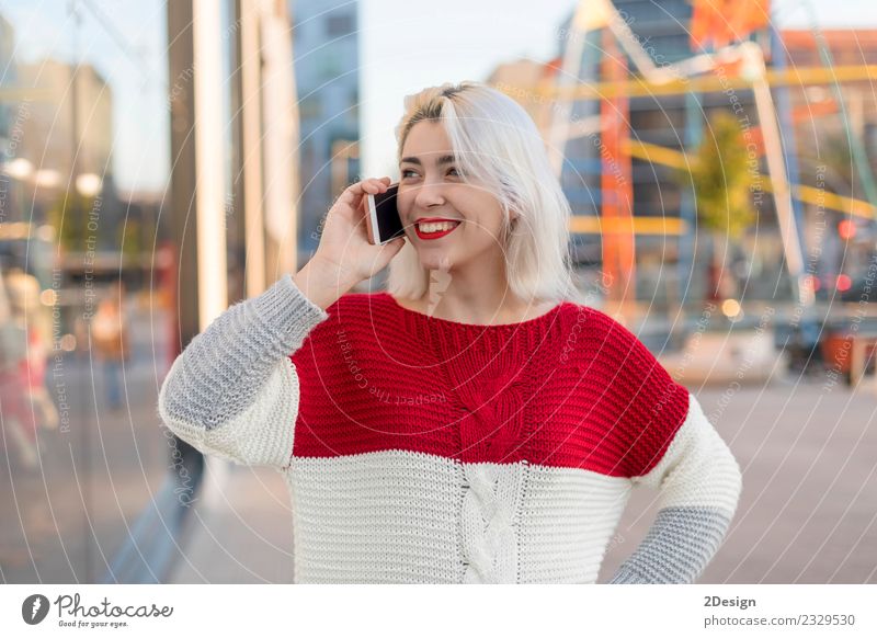 Schöne Frau mit Handy auf der Straße. Lifestyle Glück schön Business sprechen Telefon PDA Technik & Technologie Mensch Erwachsene brünett Kommunizieren Lächeln