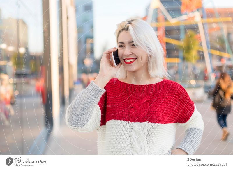 Schöne Frau mit Handy auf der Straße. Lifestyle Stil Glück schön Freizeit & Hobby Schüler Student Business Erfolg sprechen Telefon PDA Technik & Technologie