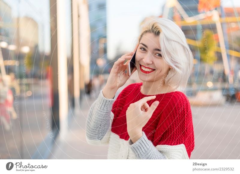 Schöne Frau mit Handy auf der Straße. Lifestyle Glück schön Business sprechen Telefon Funktelefon PDA Technik & Technologie Telekommunikation Internet Mensch