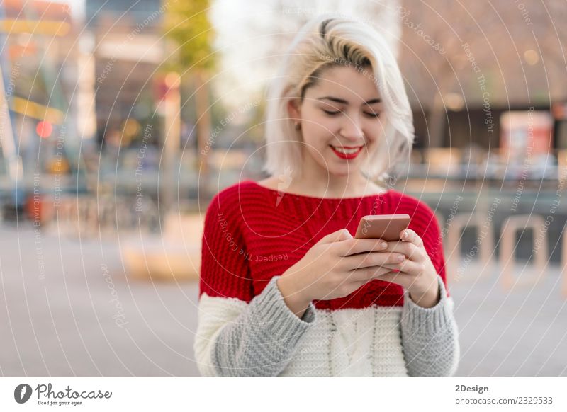 Frau, die eine Nachricht sendet Lifestyle Freude Glück schön Business Telefon PDA Technik & Technologie Mensch feminin Junge Frau Jugendliche Erwachsene 1