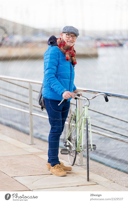 Porträt eines älteren Mannes, der mit seinem Fahrrad am Meer spazieren geht. Lifestyle elegant Leben Freizeit & Hobby Ferien & Urlaub & Reisen Freiheit Mensch