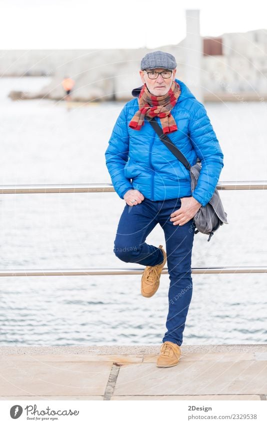 Entspannter, reifer Mann am Strand in Freizeitkleidung. Lifestyle Freude Glück Körper Behandlung Leben Erholung ruhig Freiheit Sommer Sonne Meer Erfolg