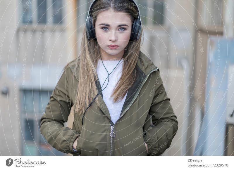 Mädchen hört Musik und sieht dich an. Lifestyle Stil Glück schön Zufriedenheit Haus Schule Student Headset MP3-Player Fotokamera Technik & Technologie Mensch