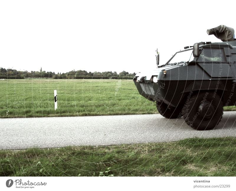 BGS Radpanzer Rollfeld Sicherheit Luftverkehr Bundesgrenzschutz gepanzert Flughafen Kontrolle Landebahn