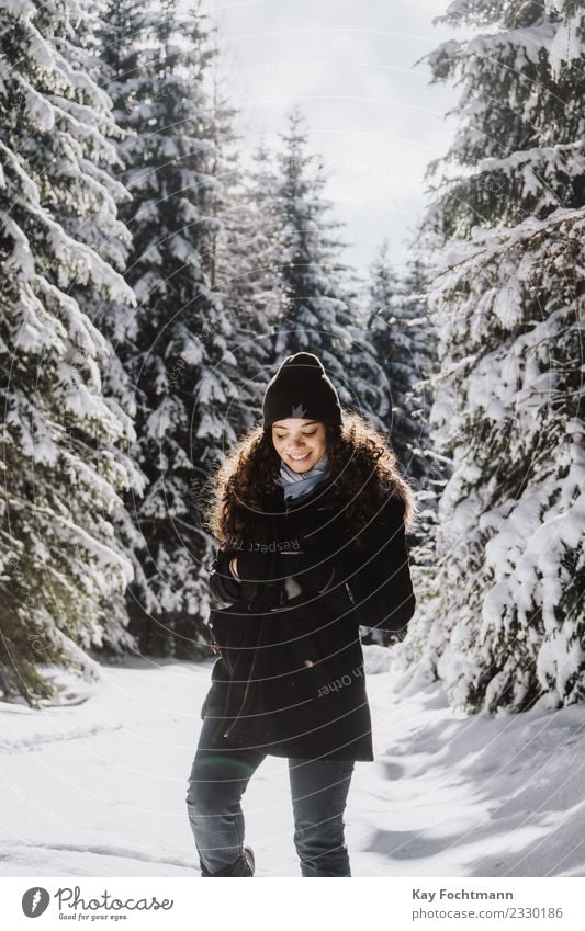 Junge Frau stapft durch Winterwald Freude Glück Wellness Leben harmonisch Wohlgefühl Zufriedenheit Ferien & Urlaub & Reisen Tourismus Ausflug Ferne Freiheit