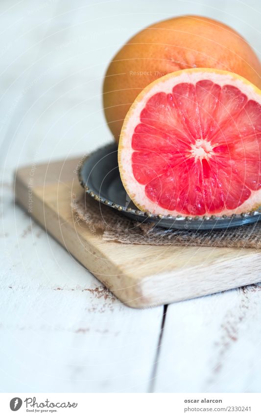 Grapefruit auf altem Holz Lebensmittel Frucht Ernährung Frühstück Mittagessen Abendessen Picknick Bioprodukte Vegetarische Ernährung Diät Saft Teller Körper