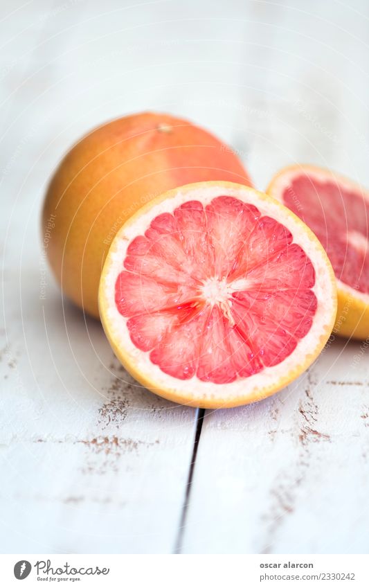 Grapefruit auf altem Holz Lebensmittel Frucht Dessert Ernährung Frühstück Mittagessen Abendessen Vegetarische Ernährung Diät Saft Lifestyle Gesundheit